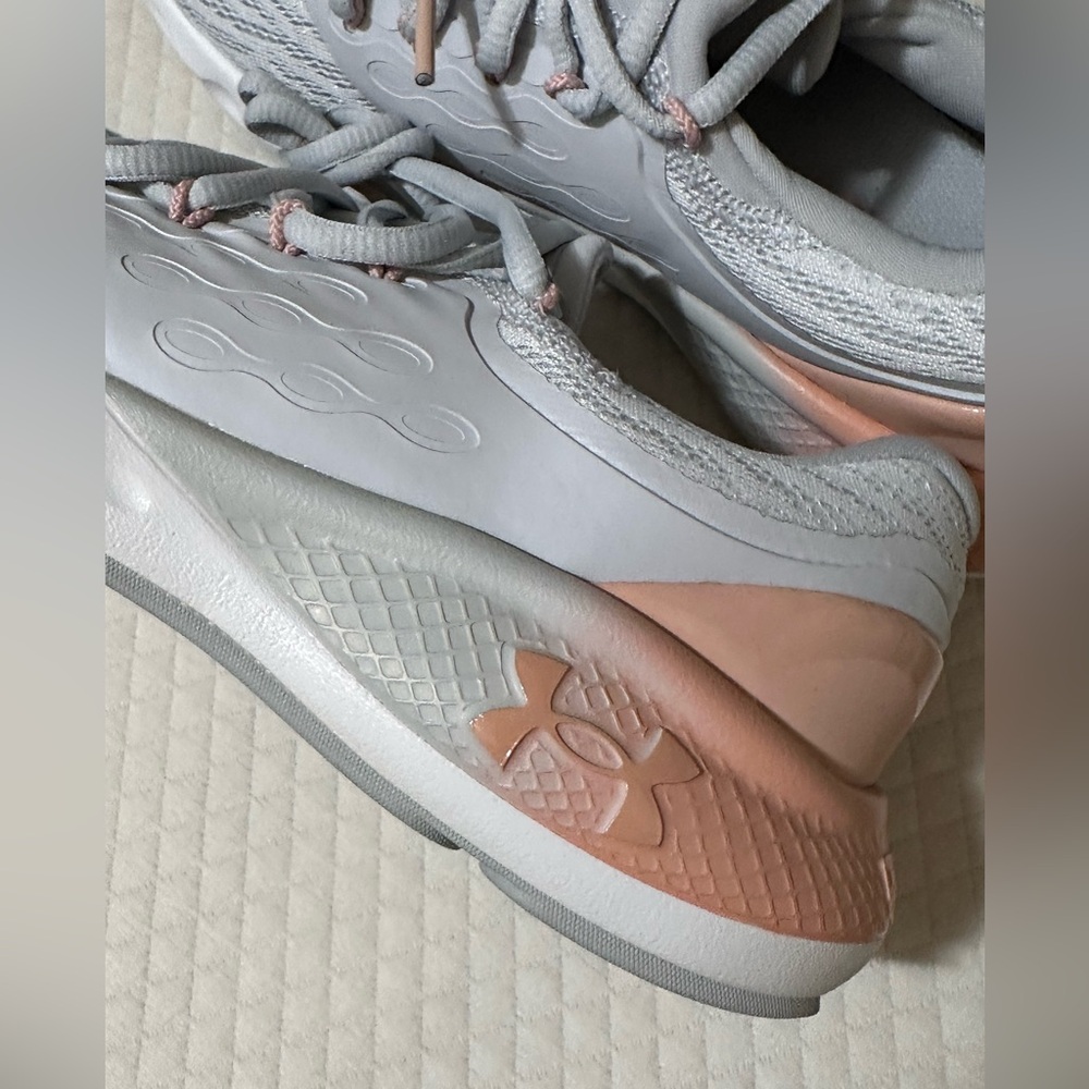 Under Armour Woman’s Sneaker size 7 1/2 gray. Never been wornn🤍 - Picture 2 of 12